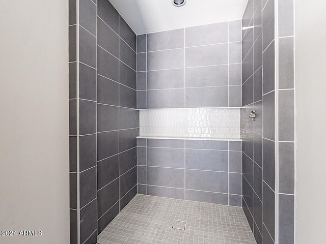 bathroom featuring tiled shower