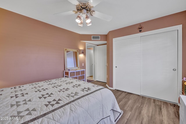 bedroom featuring ceiling fan, hardwood / wood-style floors, and a closet