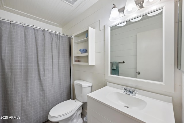 full bath with visible vents, vanity, toilet, and a shower with curtain