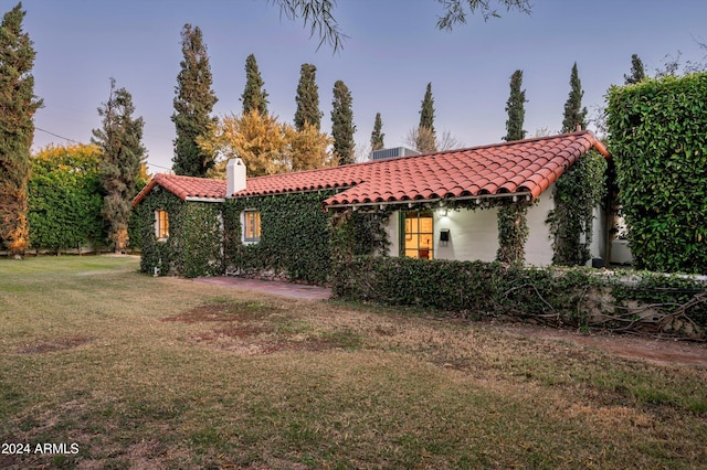 view of front of home featuring a yard