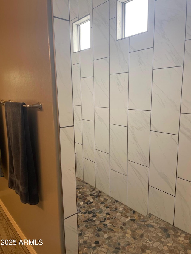 3211 W Pollack St, Phoenix, AZ 85041 - bathroom featuring a tile shower