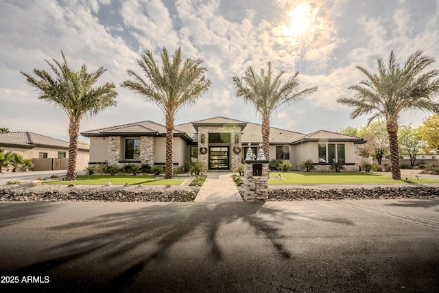 view of front of property featuring a front yard