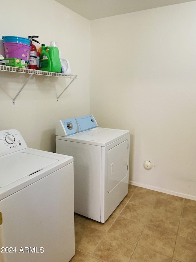 5881 E Sunrise Cir, Florence, AZ 85132 - laundry room featuring baseboards, washing machine and dryer, laundry area, and light tile patterned floors