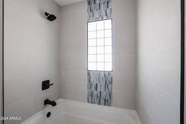 bathroom featuring tiled shower / bath