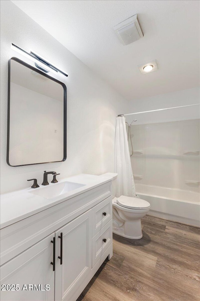 118 S 700th St E, Taylor, AZ 85939 - bathroom featuring wood finished floors, toilet, vanity, and shower / tub combo