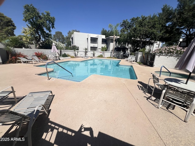 5203 N 24th St Unit 207, Phoenix, AZ 85016 - community pool with a patio area