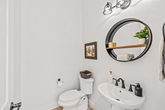 3441 S Del Aire Ct Unit 182, Flagstaff, AZ 86005 - bathroom with baseboards, a sink, and toilet
