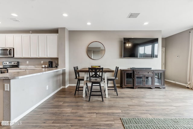 2237 S Jacana Ln, Gilbert, AZ 85295 - dining area with recessed lighting, wood finished floors, and baseboards