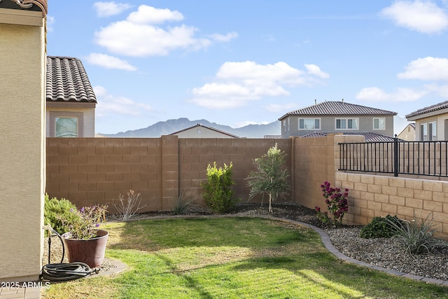 view of yard with a mountain view