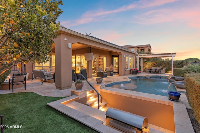 pool at dusk featuring a patio, an outdoor living space, a hot tub, and pool water feature