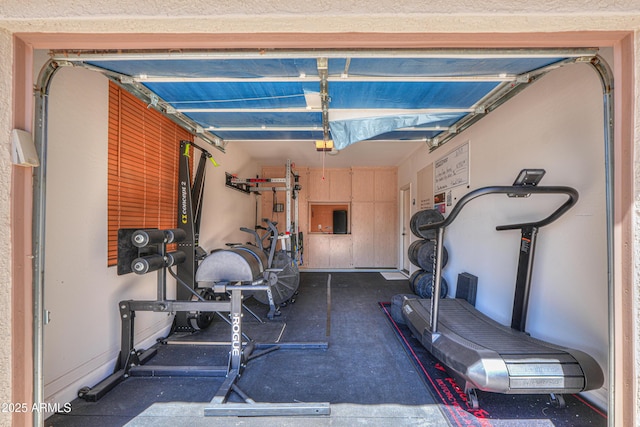 2514 E Grand Canyon Dr, Chandler, AZ 85249 - workout room with a garage