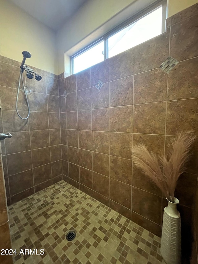 bathroom featuring a tile shower