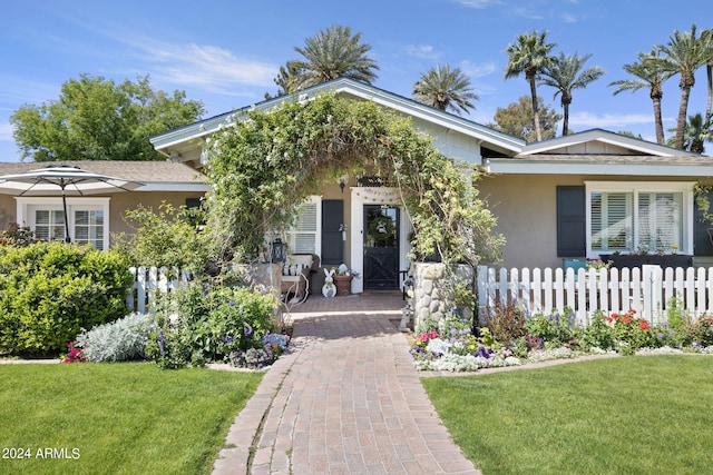 view of front of property featuring a front yard