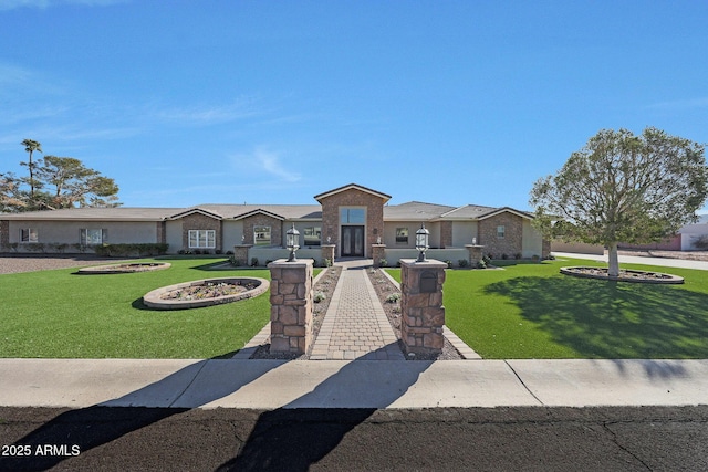 view of front of property featuring a front lawn