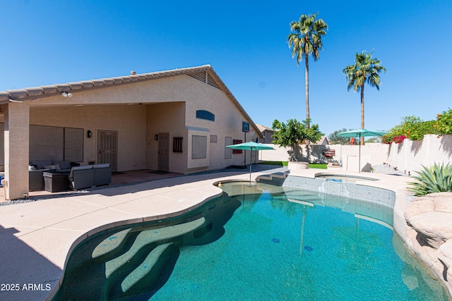 view of pool featuring an outdoor living space, a patio, a fenced backyard, and a pool with connected hot tub