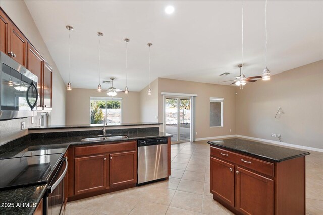 2487 S Conestoga Rd, Apache Junction, AZ 85119 - kitchen with appliances with stainless steel finishes, ceiling fan, open floor plan, decorative light fixtures, and a peninsula