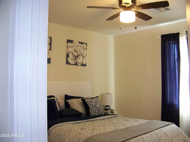 bedroom with ceiling fan