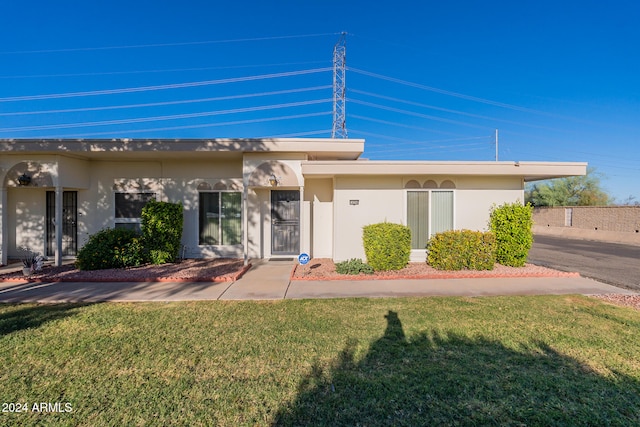 view of front of property with a front lawn