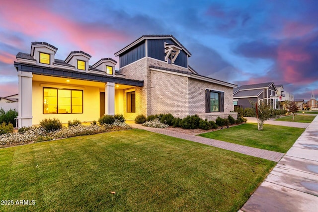 view of front of house featuring a yard