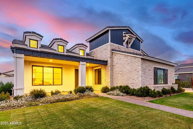 view of front of house featuring a lawn