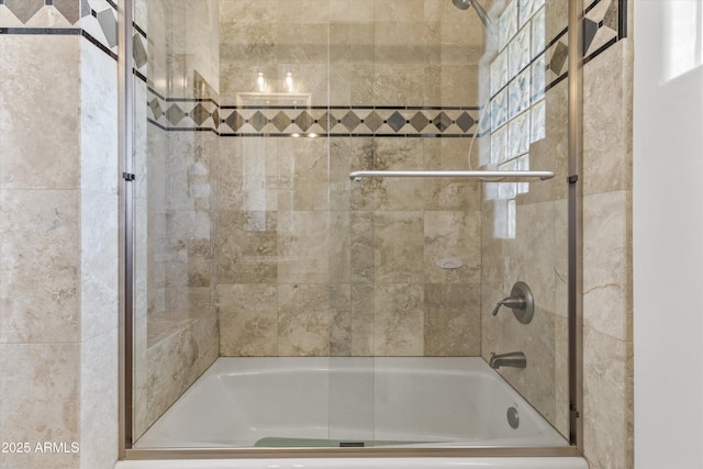 bathroom featuring tiled shower / bath