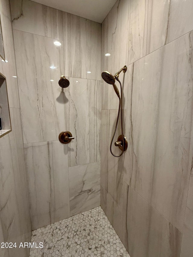 bathroom featuring a tile shower