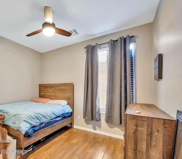 bedroom with ceiling fan