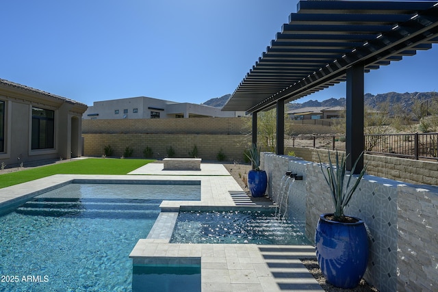 view of swimming pool featuring a pool with connected hot tub, a mountain view, a pergola, and a fenced backyard