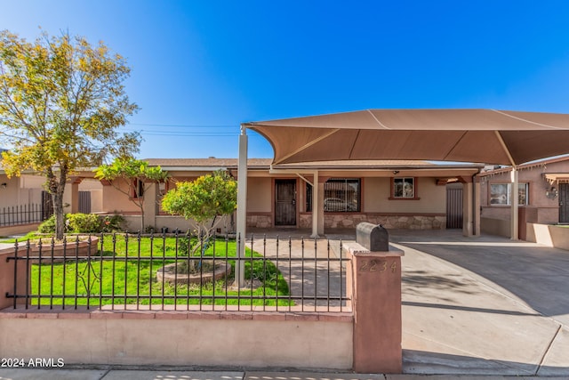 view of front of property with a front lawn