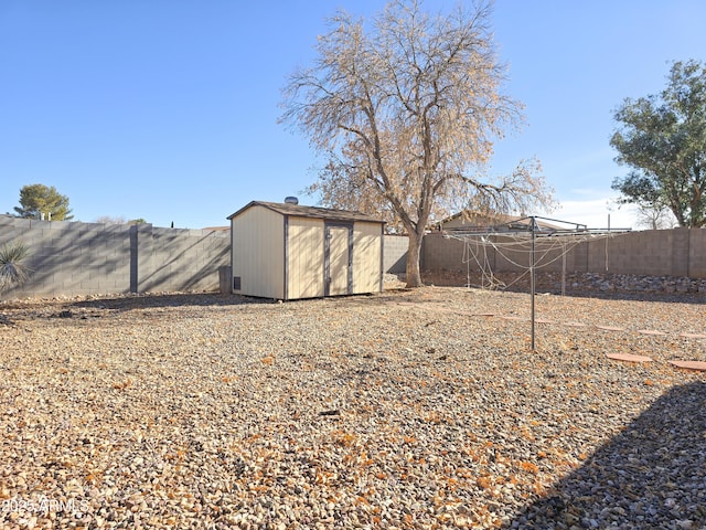 view of yard featuring a storage shed