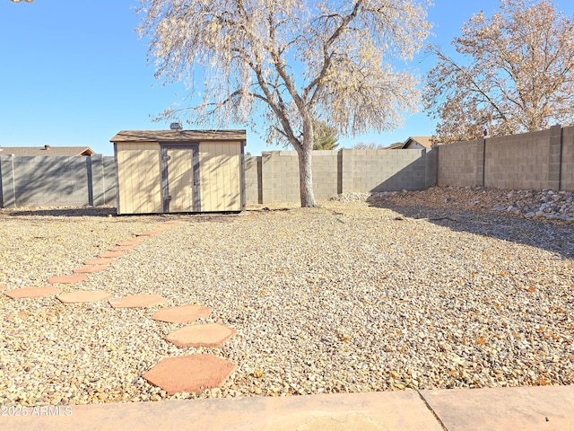 view of yard featuring a storage shed