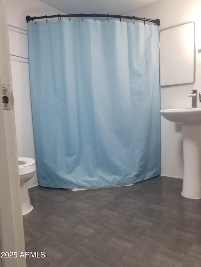 1226 N Mckinley Ave, Ajo, AZ 85321 - bathroom with a shower with curtain