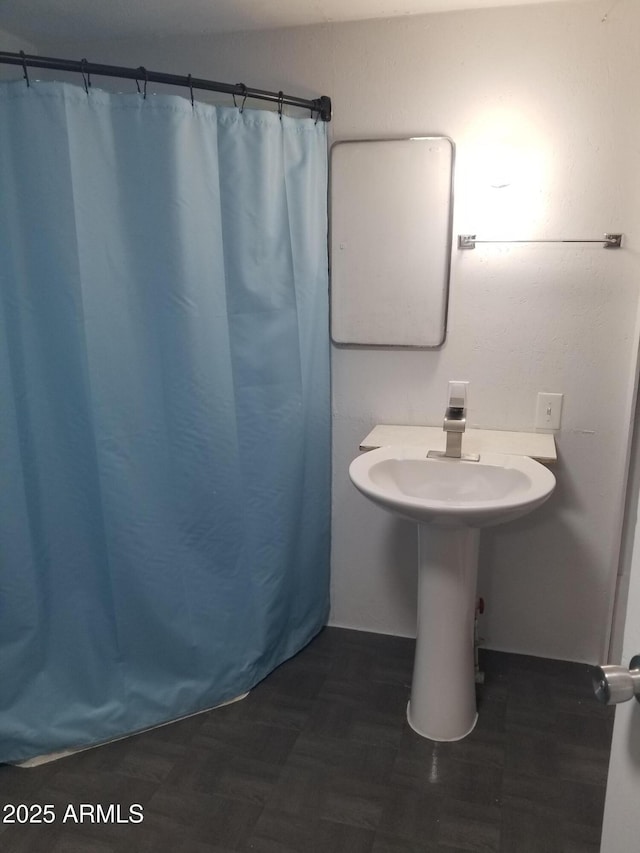 1226 N Mckinley Ave, Ajo, AZ 85321 - bathroom featuring a shower with curtain