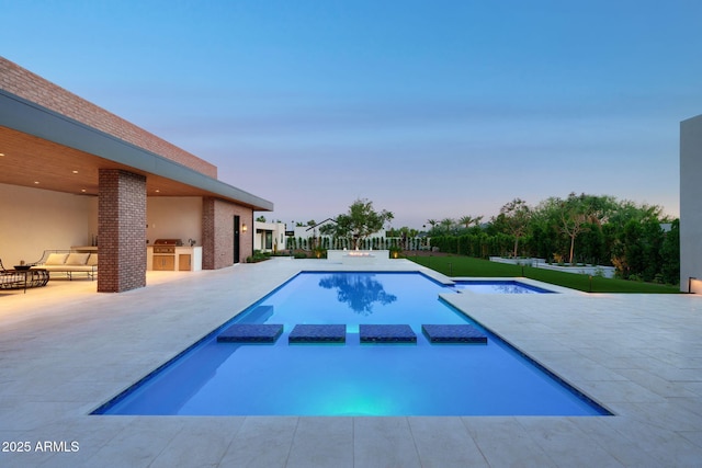 7341 E Sunnyside Dr, Scottsdale, AZ 85260 - swimming pool with an outdoor kitchen, a patio area, and a lawn