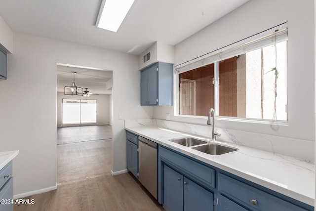 kitchen featuring a chandelier, blue cabinetry, dishwasher, light hardwood / wood-style floors, and sink