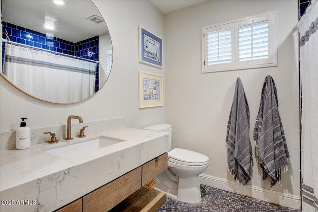 1831 E Rovey Ave, Phoenix, AZ 85016 - bathroom with toilet, baseboards, vanity, and a shower with curtain