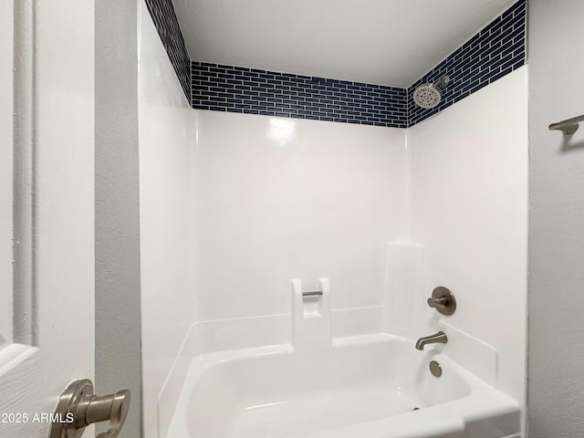 3825 E Camelback Rd Unit 182, Phoenix, AZ 85018 - full bath featuring washtub / shower combination