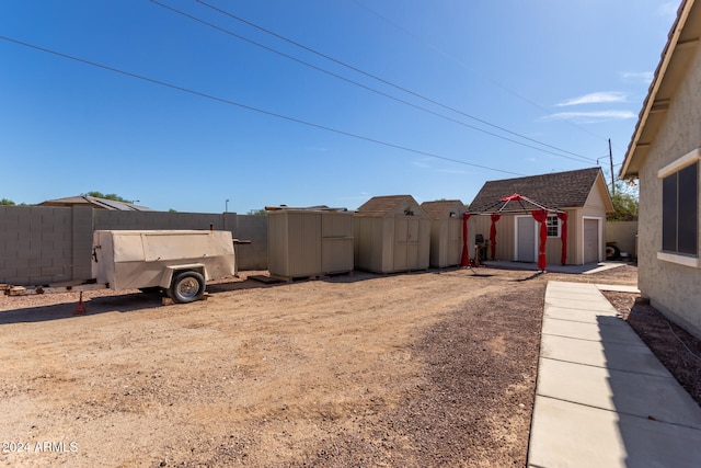 view of yard featuring a shed