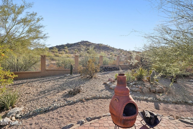 view of yard featuring a mountain view