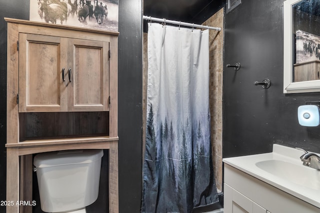 bathroom featuring visible vents, curtained shower, vanity, and toilet