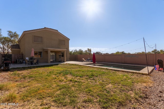 view of yard featuring a patio area