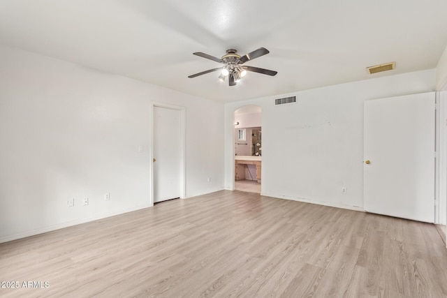 empty room featuring light hardwood / wood-style floors and ceiling fan