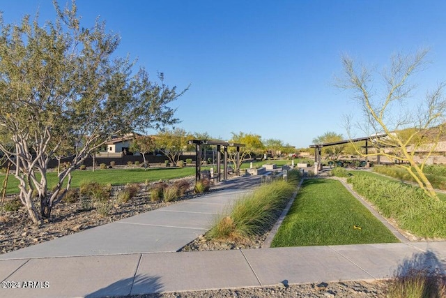 9815 S 11th St, Phoenix, AZ 85042 - view of property's community with a yard