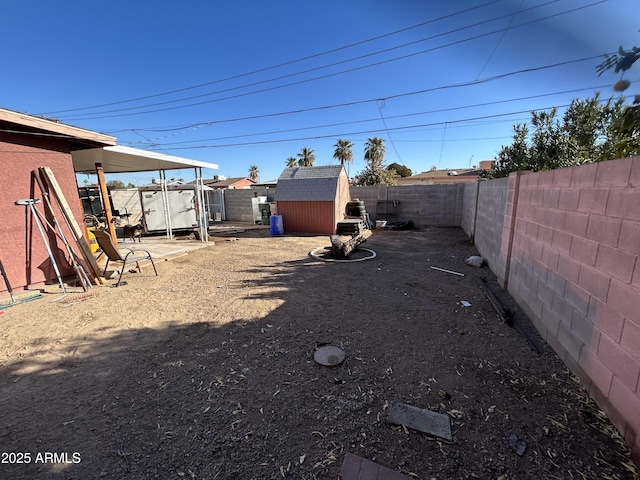 view of yard featuring a storage shed