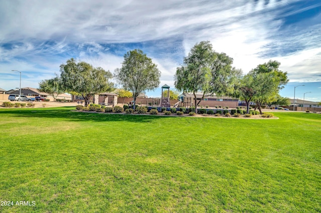 view of property's community featuring a lawn