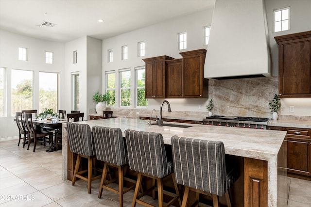 8240 E Wingspan Way, Scottsdale, AZ 85255 - kitchen featuring a sink, exhaust hood, healthy amount of natural light, a kitchen island with sink, and recessed lighting