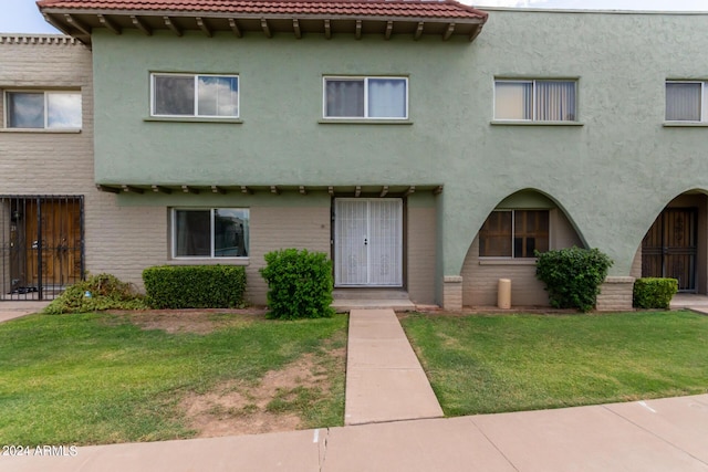 view of front of property featuring a front yard