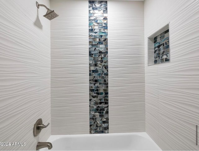 bathroom with tiled shower / bath combo