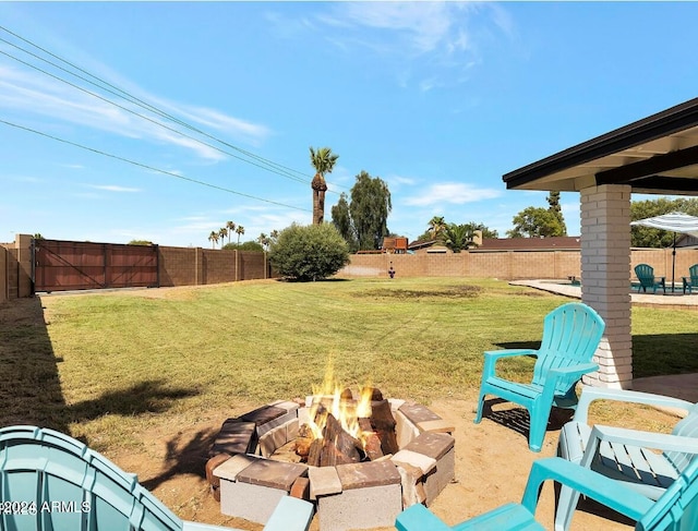 view of yard featuring a fire pit