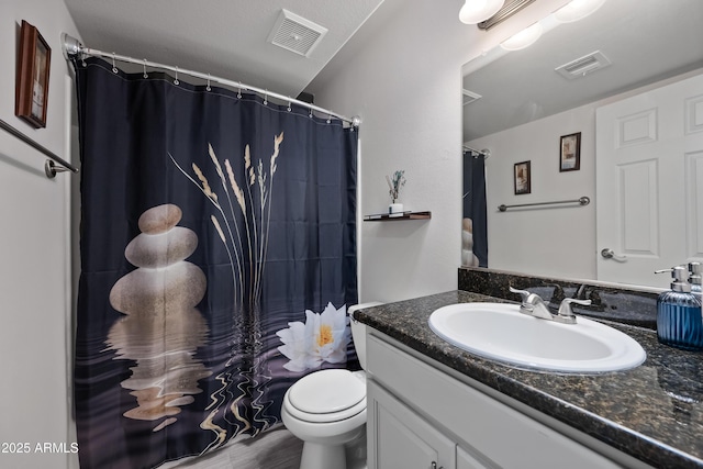 full bathroom with toilet, a shower with curtain, visible vents, and vanity